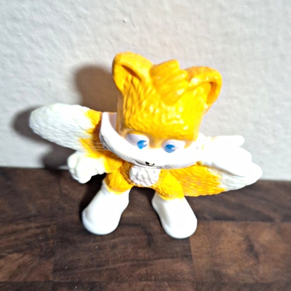 Sonic the Hedgehog Tails Fox Figurine Yellow White Plastic Toy Figure
